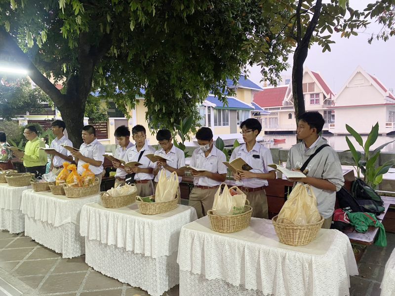 กิจกรรมทำบุญตักบาตรในช่วงเช้า ณ วัดเทพศิรินทราวาส
