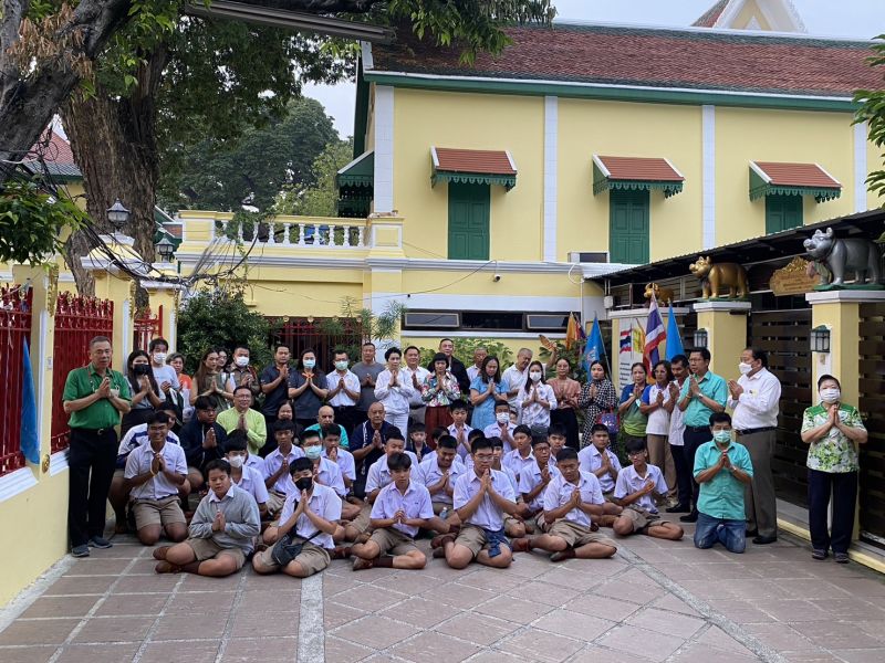 กิจกรรมทำบุญตักบาตรในช่วงเช้า ณ วัดเทพศิรินทราวาส