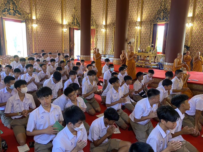 กิจกรรมทำบุญตักบาตรในช่วงเช้า ณ วัดเทพศิรินทราวาส