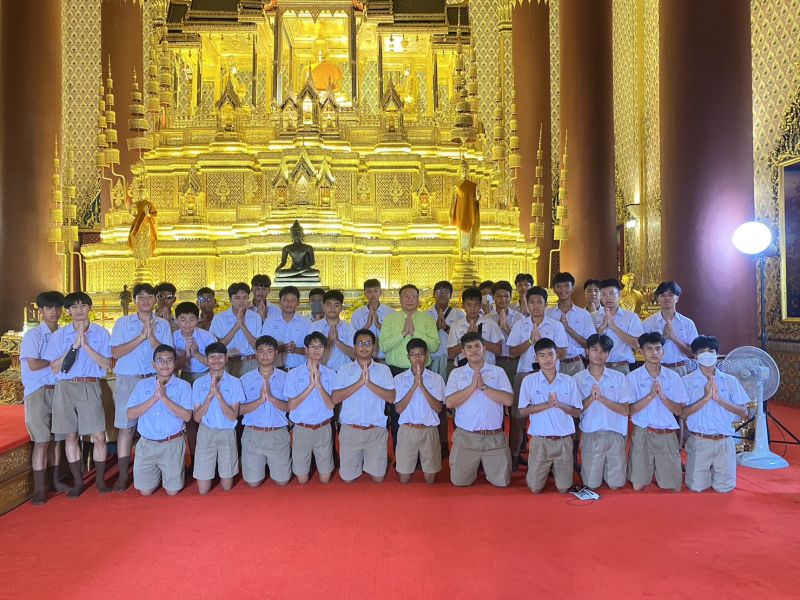 กิจกรรมทำบุญตักบาตรในช่วงเช้า ณ วัดเทพศิรินทราวาส