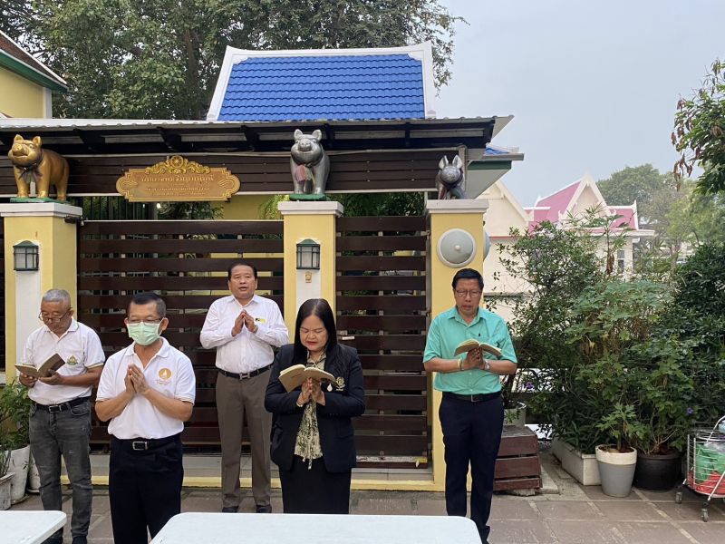 กิจกรรมทำบุญตักบาตรในช่วงเช้า ณ วัดเทพศิรินทราวาส