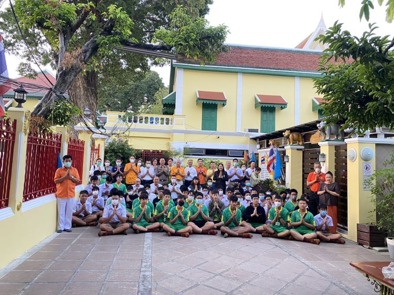 กิจกรรมทำบุญตักบาตรในช่วงเช้า ณ วัดเทพศิรินทราวาส