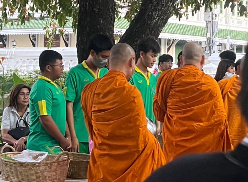 กิจกรรมทำบุญตักบาตรในช่วงเช้า ณ วัดเทพศิรินทราวาส