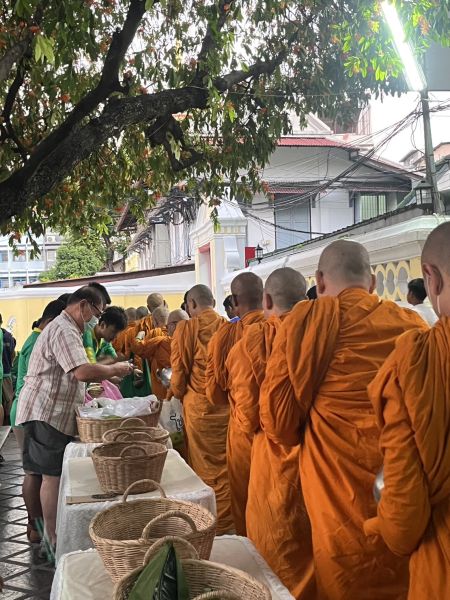 กิจกรรมทำบุญตักบาตรในช่วงเช้า ณ วัดเทพศิรินทราวาส
