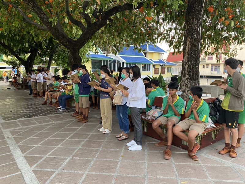 กิจกรรมทำบุญตักบาตรในช่วงเช้า ณ วัดเทพศิรินทราวาส