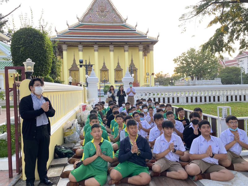 กิจกรรมทำบุญตักบาตรในช่วงเช้า ณ วัดเทพศิรินทราวาส