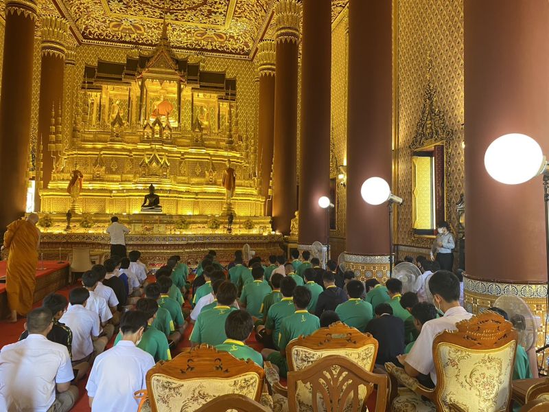 กิจกรรมทำบุญตักบาตรในช่วงเช้า ณ วัดเทพศิรินทราวาส