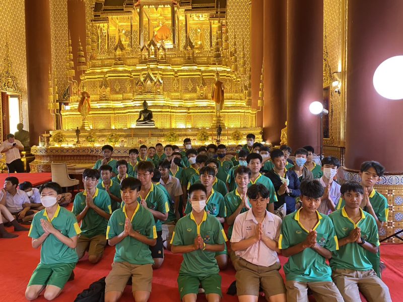 กิจกรรมทำบุญตักบาตรในช่วงเช้า ณ วัดเทพศิรินทราวาส