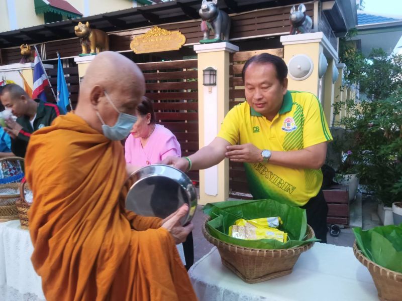 กิจกรรมทำบุญตักบาตรในช่วงเช้า ณ วัดเทพศิรินทราวาส
