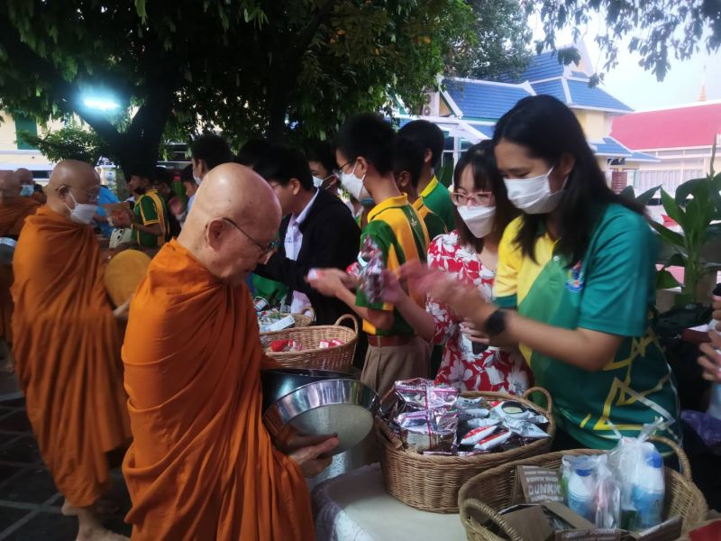 กิจกรรมทำบุญตักบาตรในช่วงเช้า ณ วัดเทพศิรินทราวาส