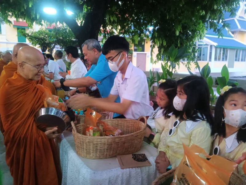 กิจกรรมทำบุญตักบาตรในช่วงเช้า ณ วัดเทพศิรินทราวาส