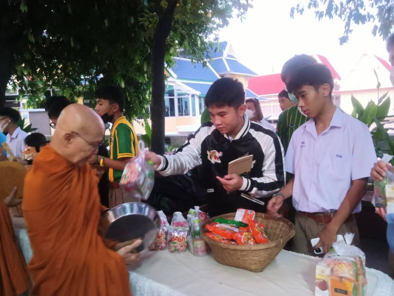 กิจกรรมทำบุญตักบาตรในช่วงเช้า ณ วัดเทพศิรินทราวาส