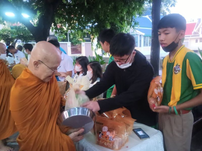 กิจกรรมทำบุญตักบาตรในช่วงเช้า ณ วัดเทพศิรินทราวาส