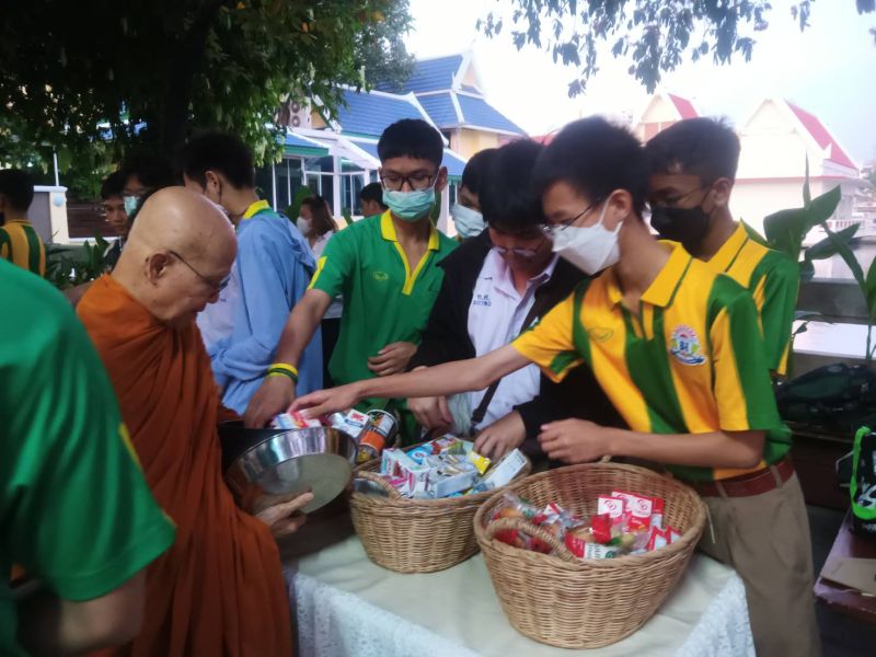 กิจกรรมทำบุญตักบาตรในช่วงเช้า ณ วัดเทพศิรินทราวาส