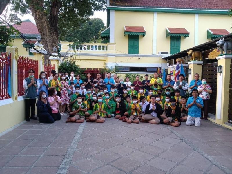 กิจกรรมทำบุญตักบาตรในช่วงเช้า ณ วัดเทพศิรินทราวาส