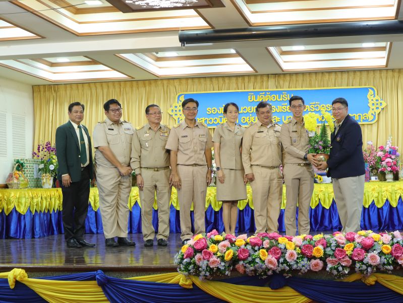 คณะผู้บริหาร คณะครู และบุคลากรทางศึกษา ร่วมแสดงความยินดีกับ นายเตชิต เอกรินทรากุล เนื่องในโอกาสเข้ารับตำแหน่งผู้บริหาร โรงเรียนสตรีวัดระฆัง
