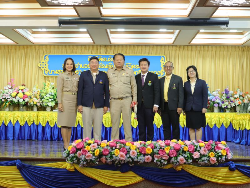 คณะผู้บริหาร คณะครู และบุคลากรทางศึกษา ร่วมแสดงความยินดีกับ นายเตชิต เอกรินทรากุล เนื่องในโอกาสเข้ารับตำแหน่งผู้บริหาร โรงเรียนสตรีวัดระฆัง