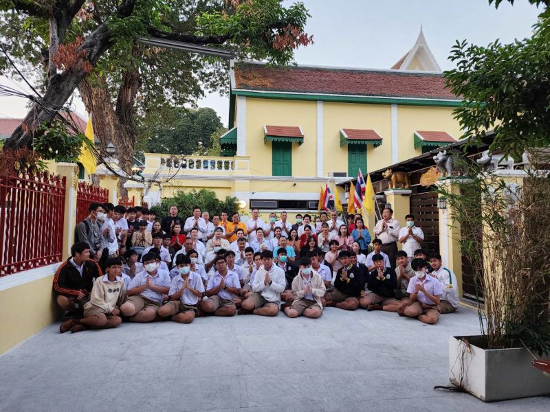 กิจกรรมทำบุญตักบาตรในช่วงเช้า ณ วัดเทพศิรินทราวาส