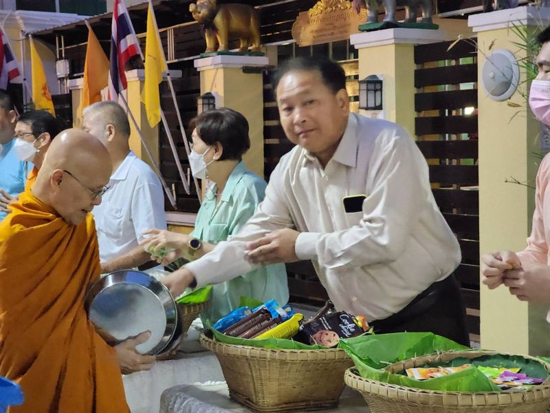 กิจกรรมทำบุญตักบาตรในช่วงเช้า ณ วัดเทพศิรินทราวาส