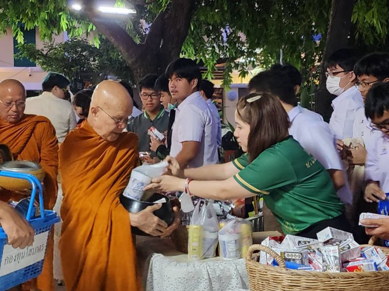 กิจกรรมทำบุญตักบาตรในช่วงเช้า ณ วัดเทพศิรินทราวาส
