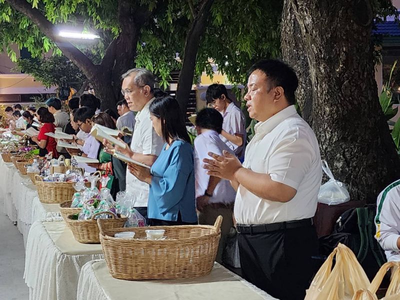 กิจกรรมทำบุญตักบาตรในช่วงเช้า ณ วัดเทพศิรินทราวาส
