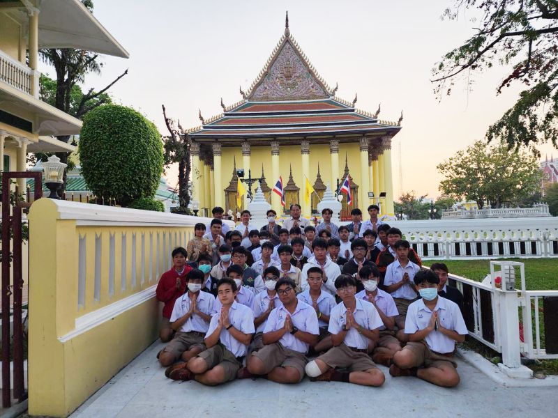 กิจกรรมทำบุญตักบาตรในช่วงเช้า ณ วัดเทพศิรินทราวาส