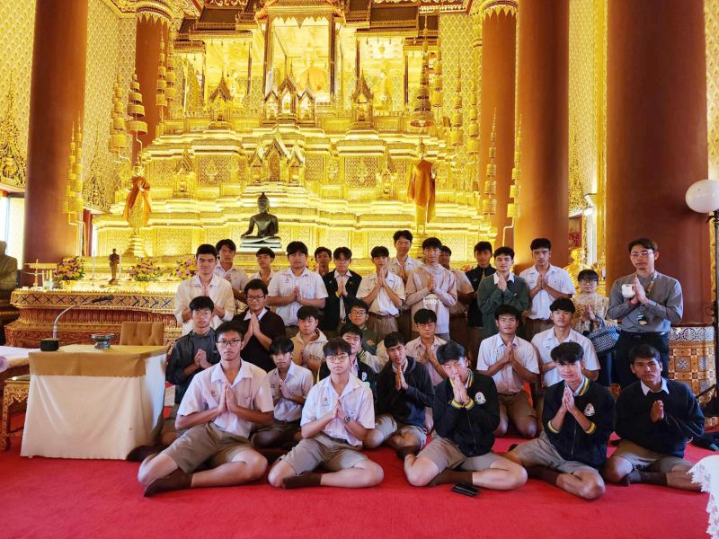 กิจกรรมทำบุญตักบาตรในช่วงเช้า ณ วัดเทพศิรินทราวาส