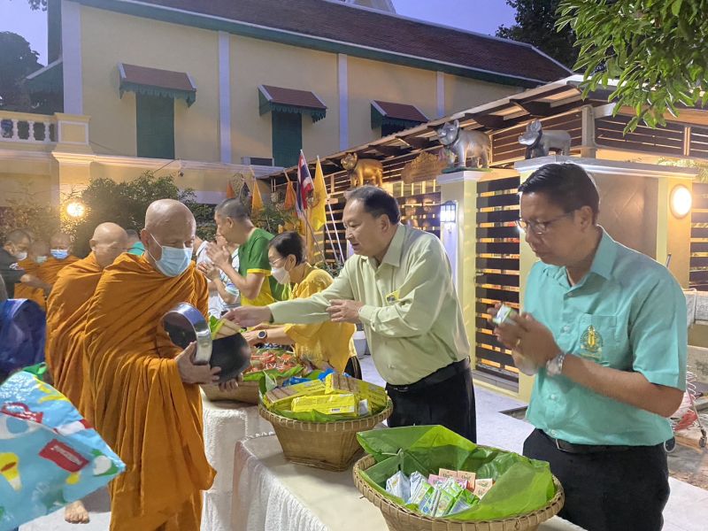 กิจกรรมทำบุญตักบาตรในช่วงเช้า ณ วัดเทพศิรินทราวาส