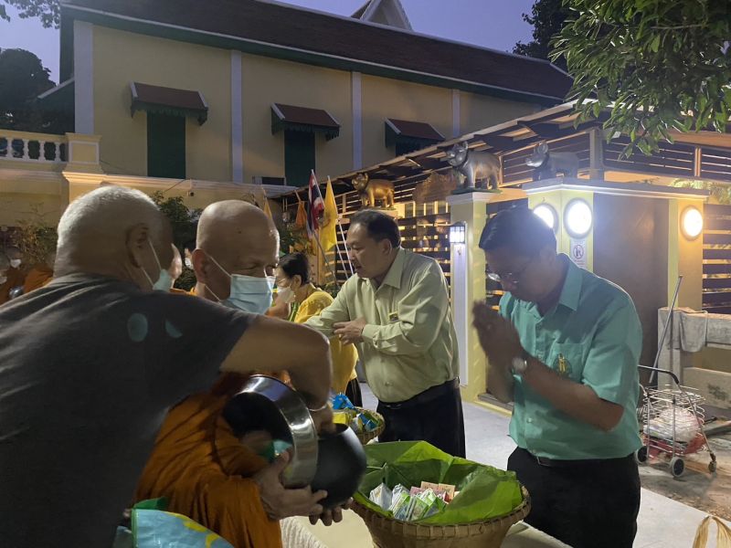 กิจกรรมทำบุญตักบาตรในช่วงเช้า ณ วัดเทพศิรินทราวาส