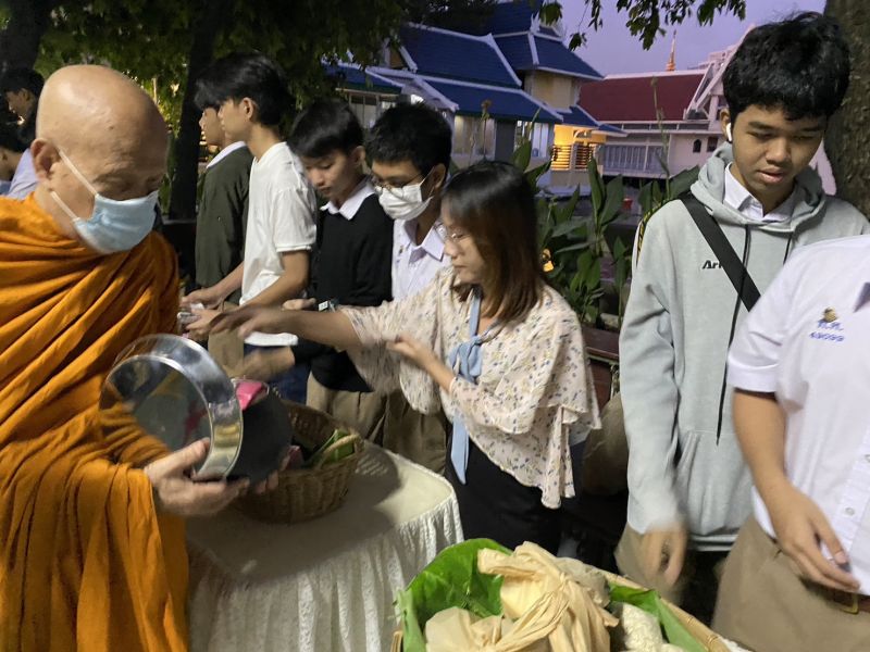 กิจกรรมทำบุญตักบาตรในช่วงเช้า ณ วัดเทพศิรินทราวาส