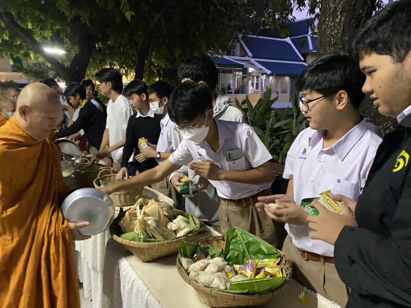 กิจกรรมทำบุญตักบาตรในช่วงเช้า ณ วัดเทพศิรินทราวาส