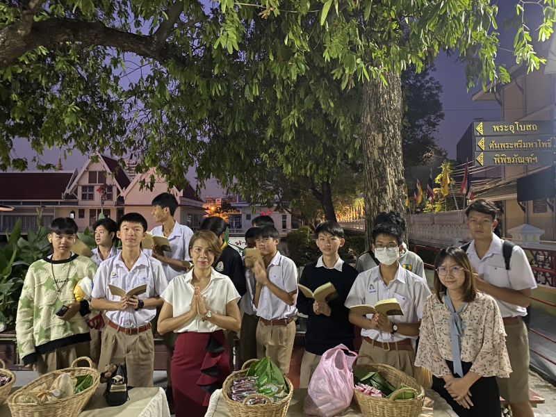 กิจกรรมทำบุญตักบาตรในช่วงเช้า ณ วัดเทพศิรินทราวาส