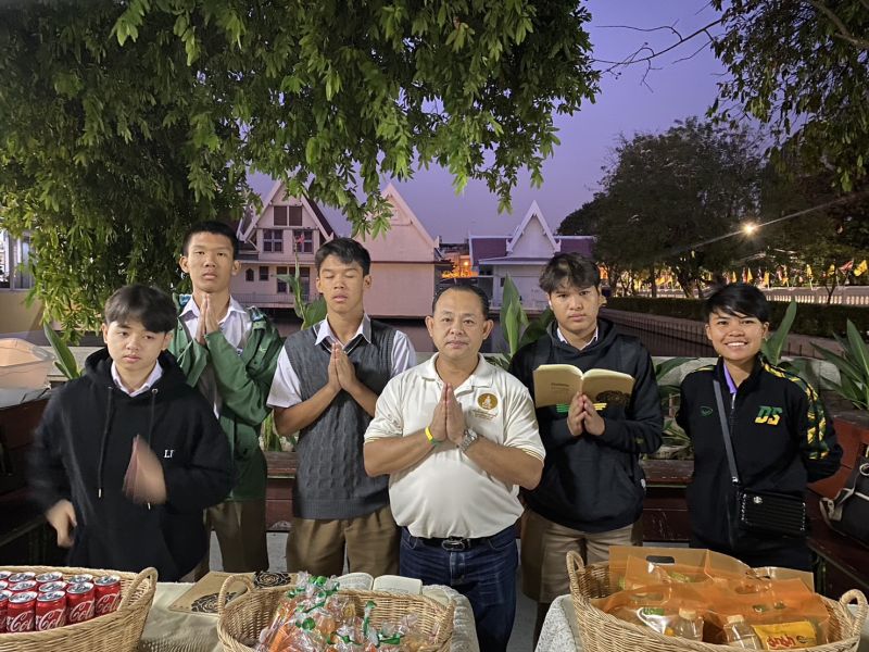 กิจกรรมทำบุญตักบาตรในช่วงเช้า ณ วัดเทพศิรินทราวาส