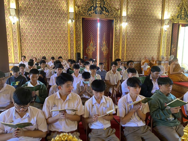 กิจกรรมทำบุญตักบาตรในช่วงเช้า ณ วัดเทพศิรินทราวาส