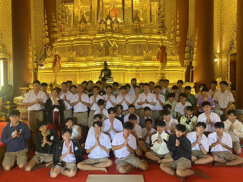 กิจกรรมทำบุญตักบาตรในช่วงเช้า ณ วัดเทพศิรินทราวาส