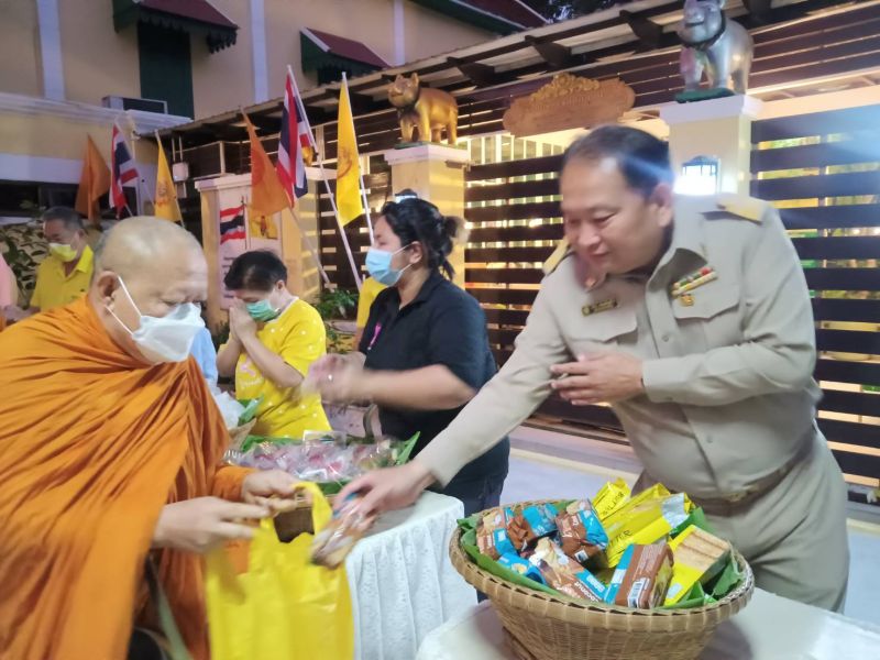 กิจกรรมทำบุญตักบาตรในช่วงเช้า ณ วัดเทพศิรินทราวาส