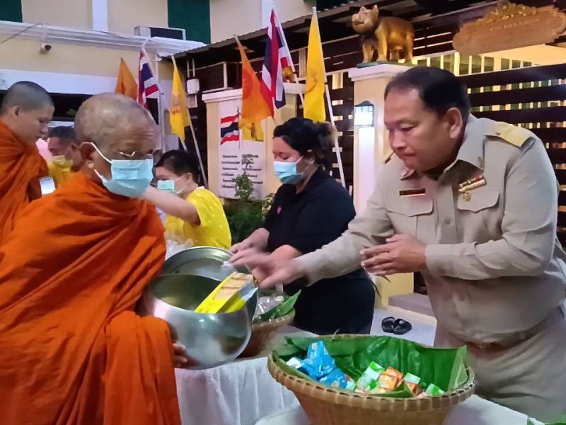 กิจกรรมทำบุญตักบาตรในช่วงเช้า ณ วัดเทพศิรินทราวาส