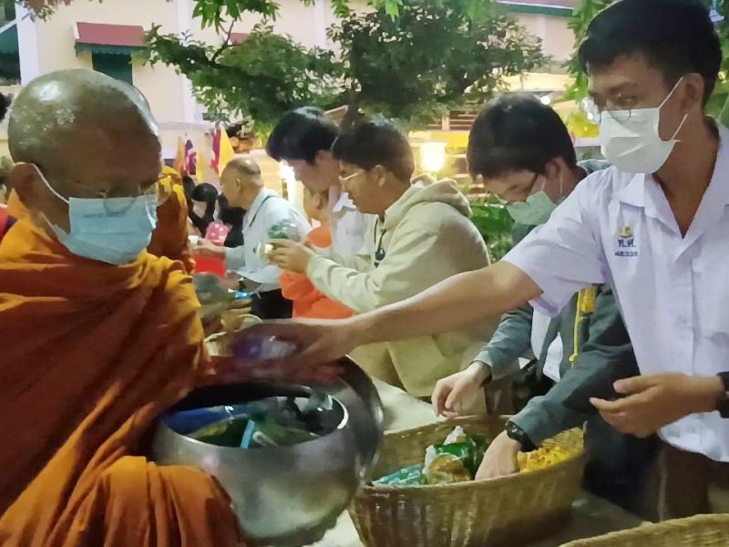 กิจกรรมทำบุญตักบาตรในช่วงเช้า ณ วัดเทพศิรินทราวาส