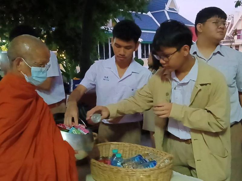กิจกรรมทำบุญตักบาตรในช่วงเช้า ณ วัดเทพศิรินทราวาส