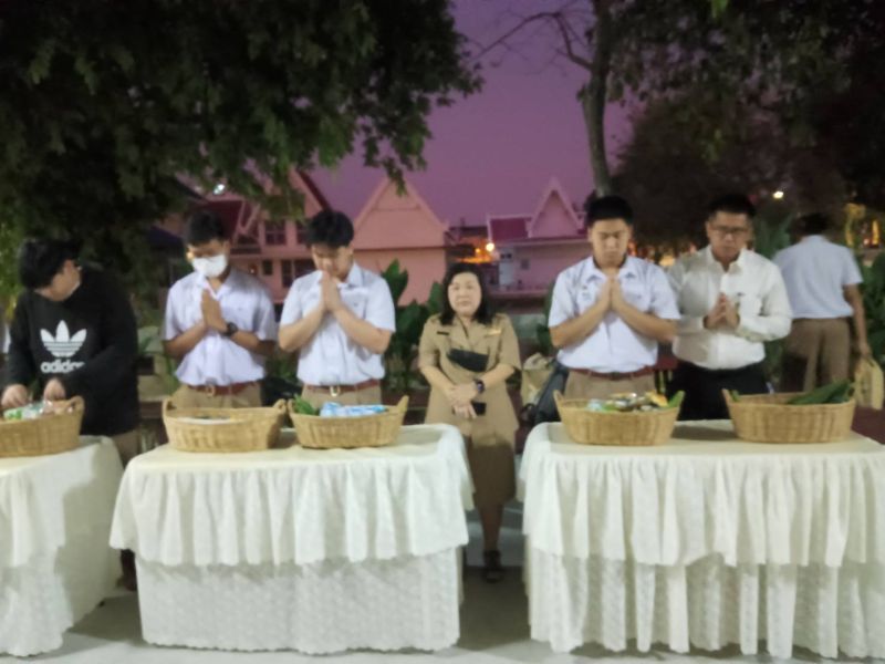 กิจกรรมทำบุญตักบาตรในช่วงเช้า ณ วัดเทพศิรินทราวาส