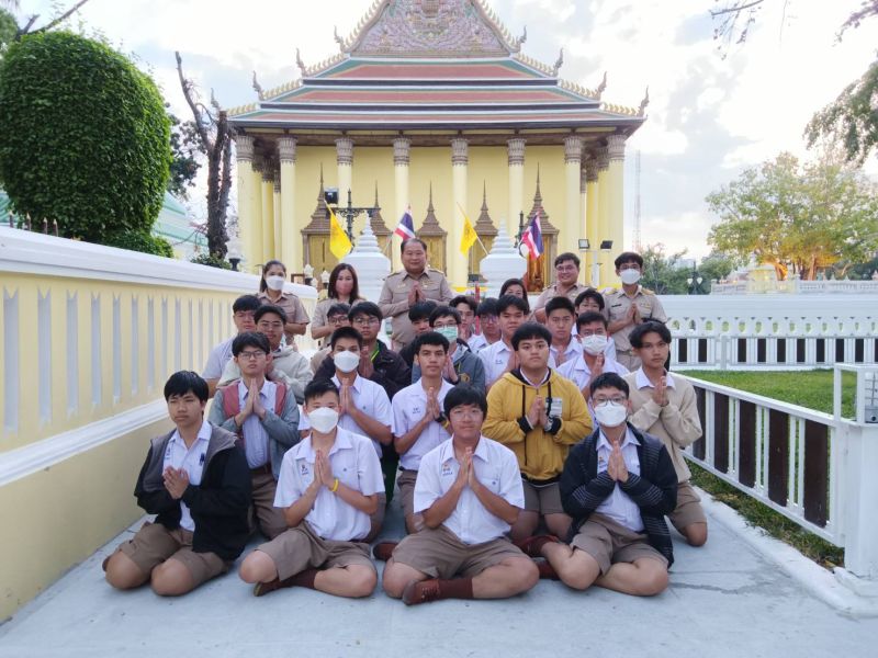 กิจกรรมทำบุญตักบาตรในช่วงเช้า ณ วัดเทพศิรินทราวาส