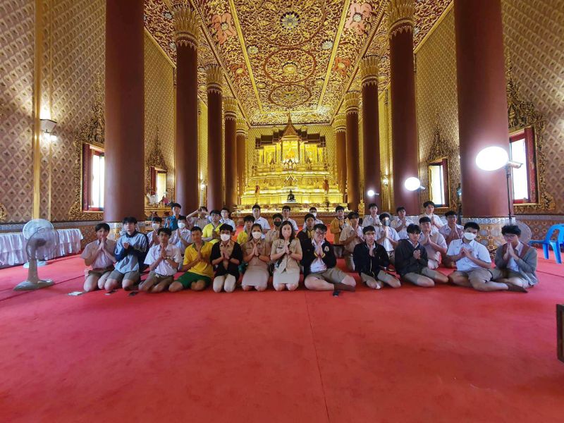 กิจกรรมทำบุญตักบาตรในช่วงเช้า ณ วัดเทพศิรินทราวาส
