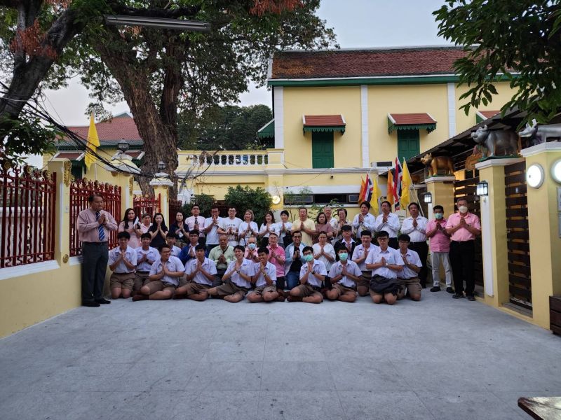 กิจกรรมทำบุญตักบาตรในช่วงเช้า ณ วัดเทพศิรินทราวาส