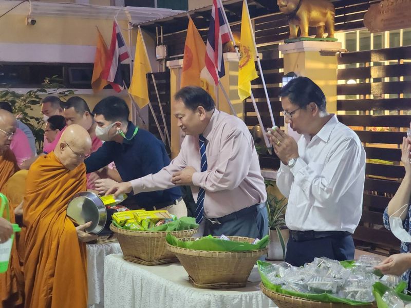 กิจกรรมทำบุญตักบาตรในช่วงเช้า ณ วัดเทพศิรินทราวาส