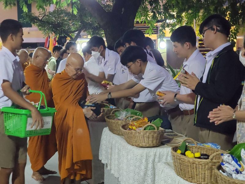 กิจกรรมทำบุญตักบาตรในช่วงเช้า ณ วัดเทพศิรินทราวาส