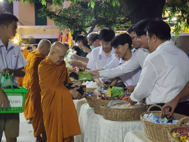 กิจกรรมทำบุญตักบาตรในช่วงเช้า ณ วัดเทพศิรินทราวาส