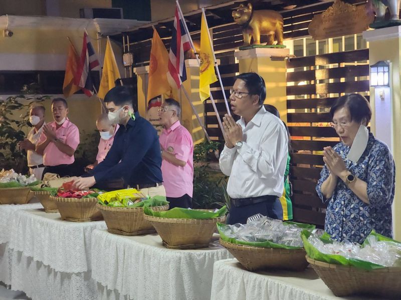 กิจกรรมทำบุญตักบาตรในช่วงเช้า ณ วัดเทพศิรินทราวาส