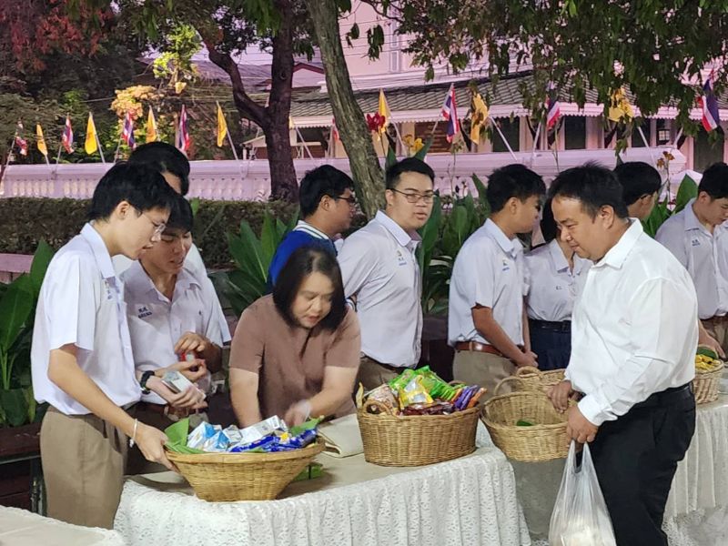 กิจกรรมทำบุญตักบาตรในช่วงเช้า ณ วัดเทพศิรินทราวาส