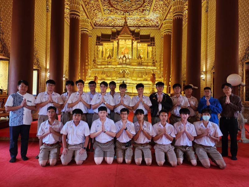 กิจกรรมทำบุญตักบาตรในช่วงเช้า ณ วัดเทพศิรินทราวาส