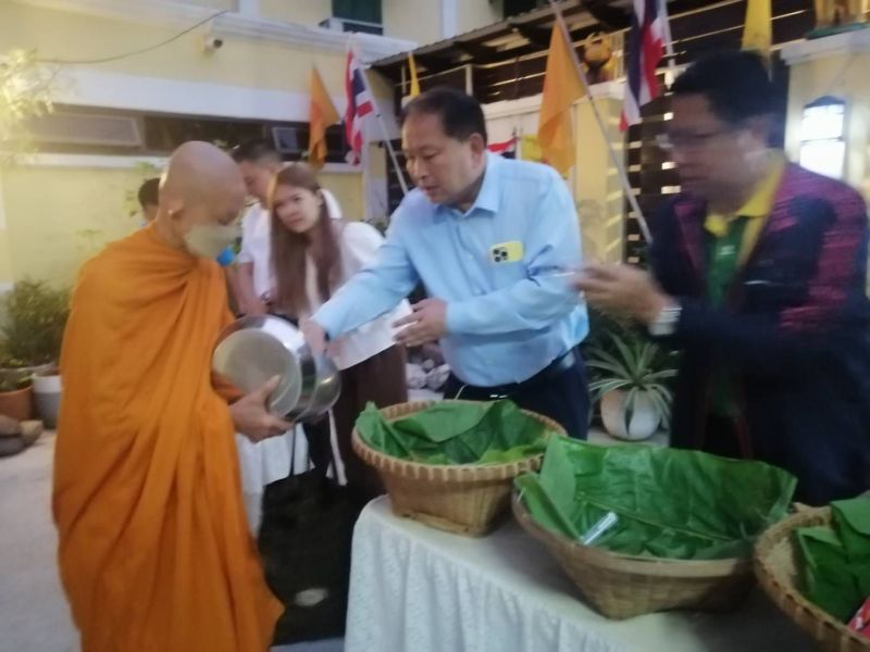 กิจกรรมทำบุญตักบาตรในช่วงเช้า ณ วัดเทพศิรินทราวาส